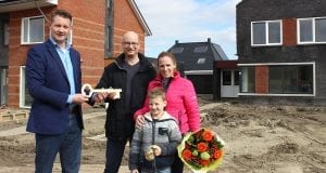 Oplevering zes aardgasvrije woningen aan De Nieuwe Gast in Zuidhorn
